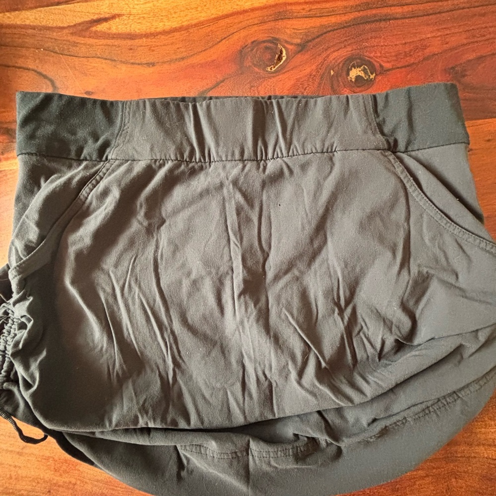 Columbia Skort with side ruching. Large. Black.